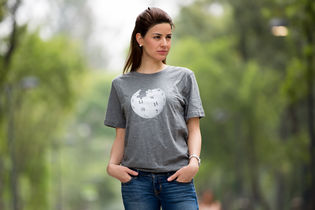 Elisa Jarquin Globe grey t-shirt 07-2015.jpg